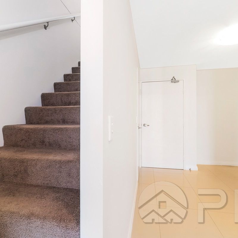 Brand New Tile ,Spacious & Modern split level Apartment with 2 Balconies. - Photo 1