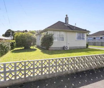 Three bedroom in Merrilands available now - Photo 2