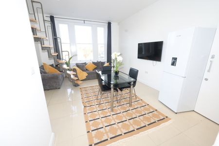 4 Bed Flat, Emmanuel House, CR2 - Photo 2