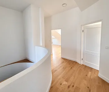 Helle DG-Wohnung mit KFZ Abstellplatz in absoluter Ruhelage - Photo 1