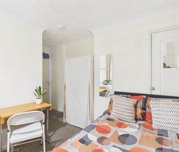1 bedroom in a house share to rent - Photo 4