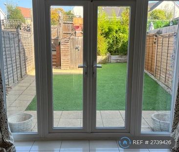 1 bedroom in a house share to rent - Photo 3