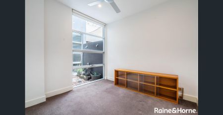 Simply Irresistible! - City Living at its best - Photo 4