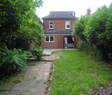 Bedroom Detached House In Bournemouth, BH9 - Photo 2
