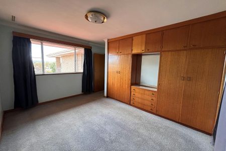 CHARACTER RESIDENCE WITH GENEROUS SPACE - Photo 3