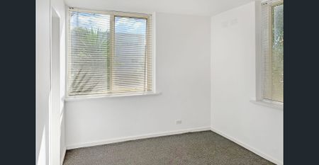 Wonderful views with light filled interior - Photo 3