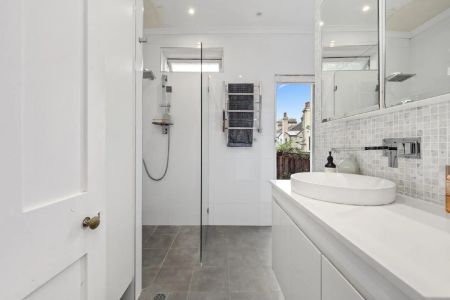 Spacious apartment in vibrant sought-after location - Photo 4