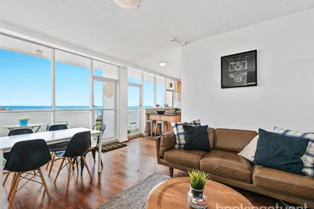 Super-sized, light-filled one-bedder with uninterrupted bay views - Photo 4