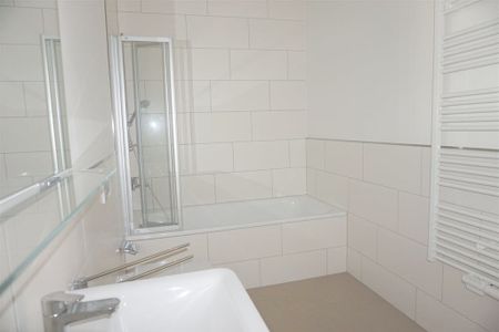 Exklusive 3 Zimmer Wohnung mit Einbauküche und Balkon in direkter Mosellage ! - Photo 4