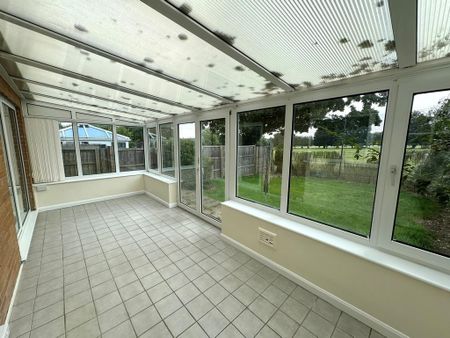 4 bedroom semi-detached house to rent - Photo 5