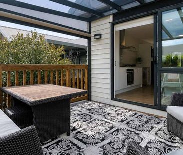 Sunny Modern 3-Bedroom Family Home - Photo 4