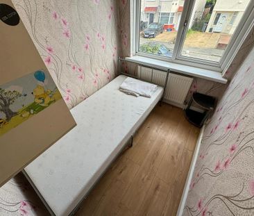 4 bedroom terraced house to rent - Photo 2