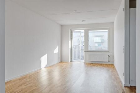 Ny tvåa högst upp i huset med centralt läge uthyres - Photo 2