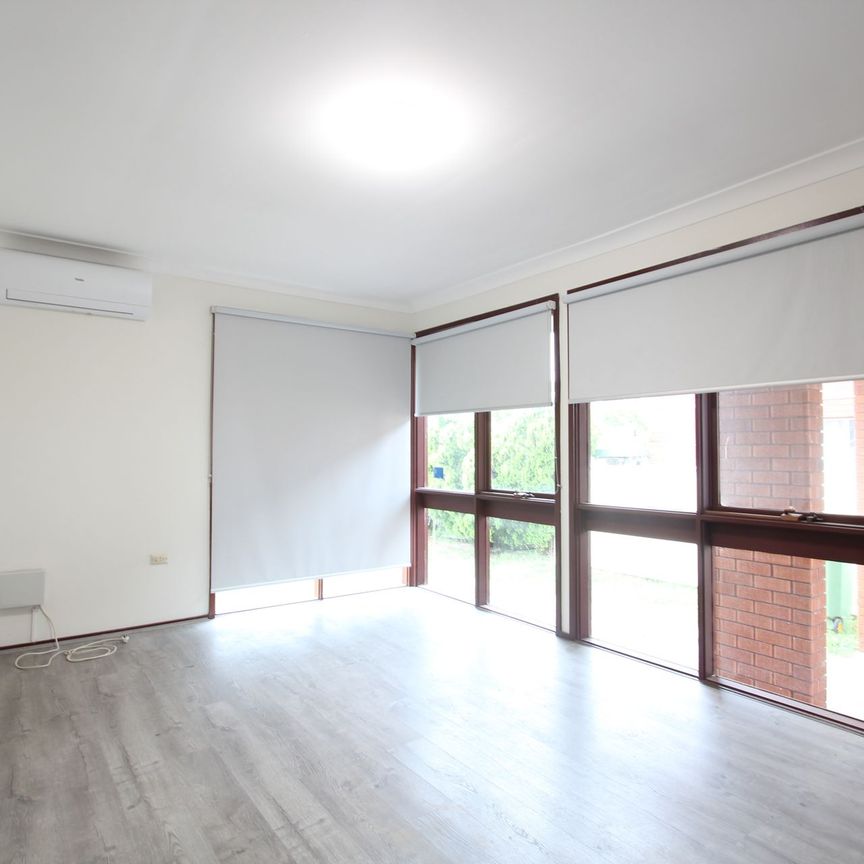 Immaculate Freshly Painted 3 Bedroom Brick Home - Photo 1