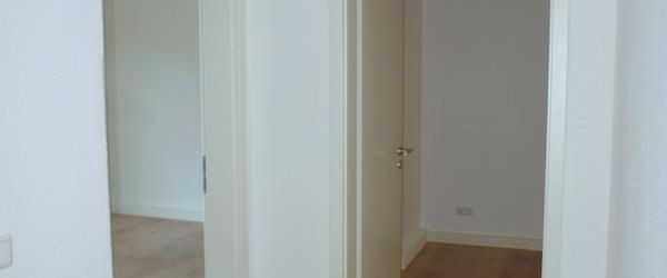 Frisch renovierte 3-Zimmer-Wohnung mit neuem Laminatboden "Dielenoptik", sep. Küche & Badewanne - Foto 1