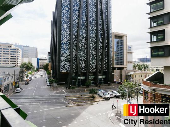 Spacious fully furnished 1-bedroom, 1-bathroom and 1-study apartment in the heart of Melbourne CBD! - Photo 1