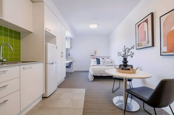 Premier Large Studio with Double Bed(Mid floor Level 6-15) - Photo 1