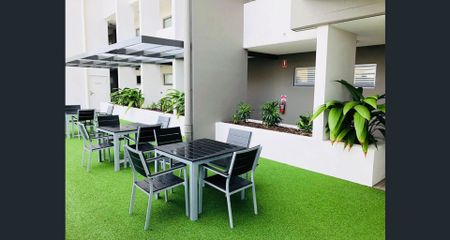 Stunning Top Floor 2 Bedroom Apartment with Lake Views - Photo 4