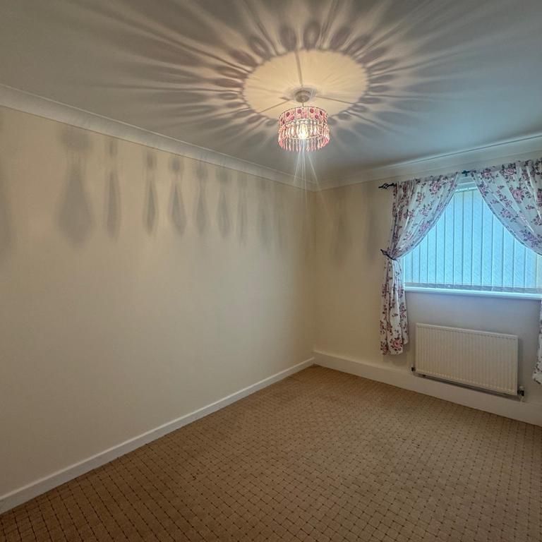 2 bedroom ground floor flat to rent - Photo 1