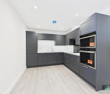 Old Hollow, Worth, Crawley - Photo 1