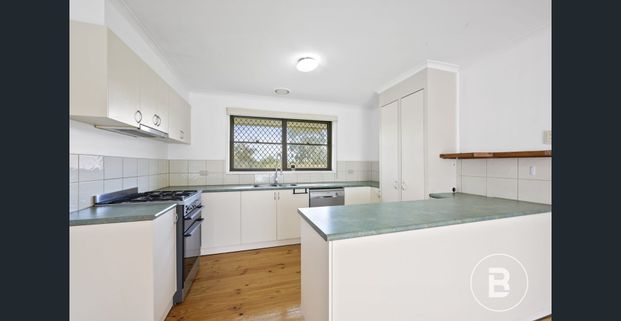 VERSATILE THREE BEDROOM FAMILY HOME IN A PRIME LOCATION - Photo 1