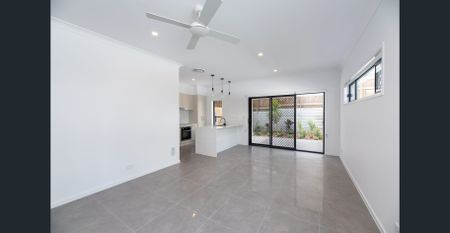 Spacious & Private 4-bedroom townhouse in a peaceful environment! - Photo 3