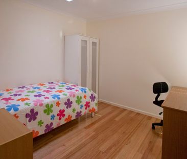 5-bedroom shared house, Finch St - Photo 3