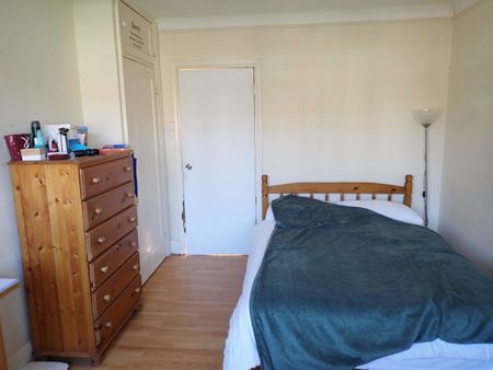 Room in a Shared House, Queensland Avenue, SW19 - Photo 2