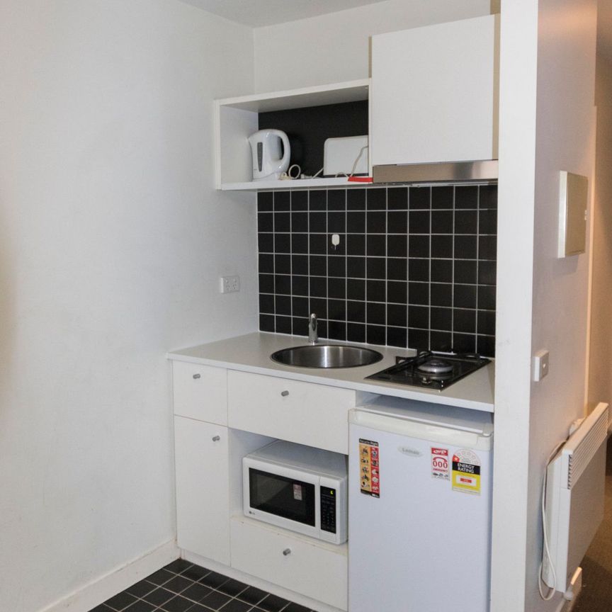 Stylish Studio Apartment- STUDENTS ONLY - Photo 1