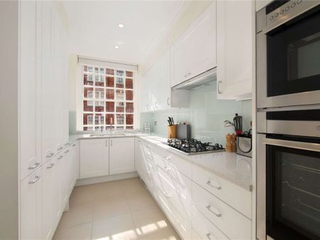 A very good unfurnished flat on the second floor with space and wood floors. - Photo 4