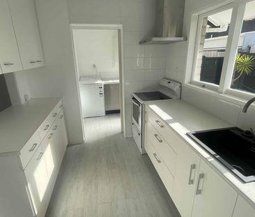 Updaded Gem in Otahuhu ! 2 Bedroom + Internal Garage - Photo 2