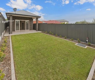 Stunning Modern Home&excl; Walking Distance to Schools&comma; Shops... - Photo 1