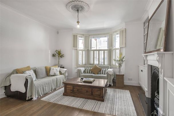 4 bedroom end of terrace house to rent - Photo 1