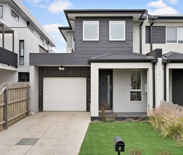 Contemporary Living with Indoor-Outdoor Balance - Photo 2