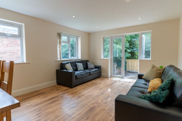 7 Bed Semi-Detached House, Burlington Road, SO15 - Photo 1