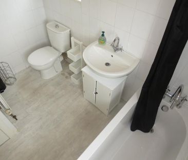 4 bedroom semi-detached house to rent - Photo 6