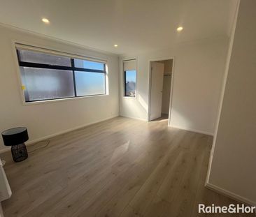 Modern 3 Bedroom plus study Townhouse! - Photo 4