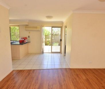 Walk to School! Spacious Townhouse for Rent in Sunnybank Hills - Photo 1
