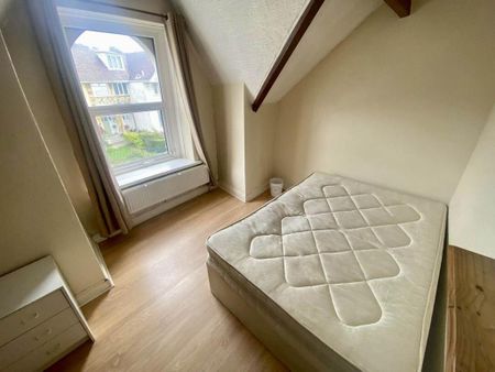 3 bedroom flat to rent - Photo 4