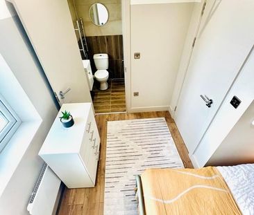 Room in a Shared House, London, SW20 - Photo 2