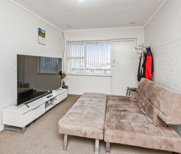 QUIET COMPLEX LIVING ! - Photo 3