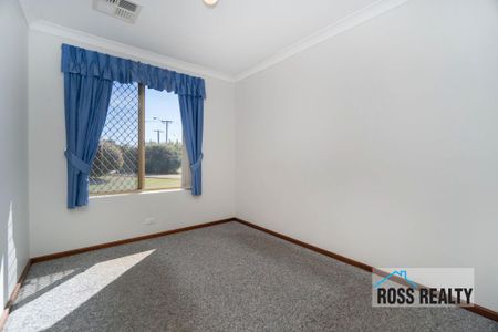 Spacious Living - Photo 3