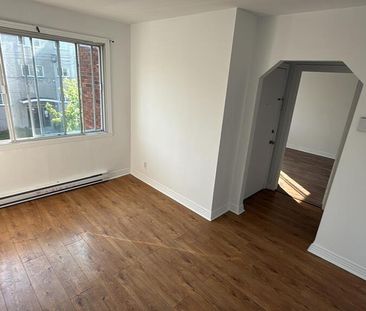 5 1/2 à Louer Aout 2026, Haut Triplex - Photo 2