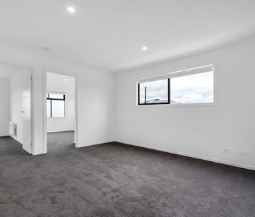 Family-Friendly 4-Bedroom Townhouse with Modern Amenities - Photo 4