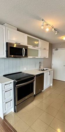 Surrey Central 1 Bedroom 1 Bathroom Condo For Rent! - Photo 1