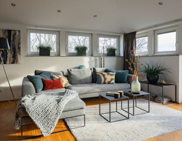Krefeld-Verberg: Lichtdurchflutete Penthouse-Wohnung mit 2 Terrassen, Einbauküche und TG-Stellplatz! - Foto 1