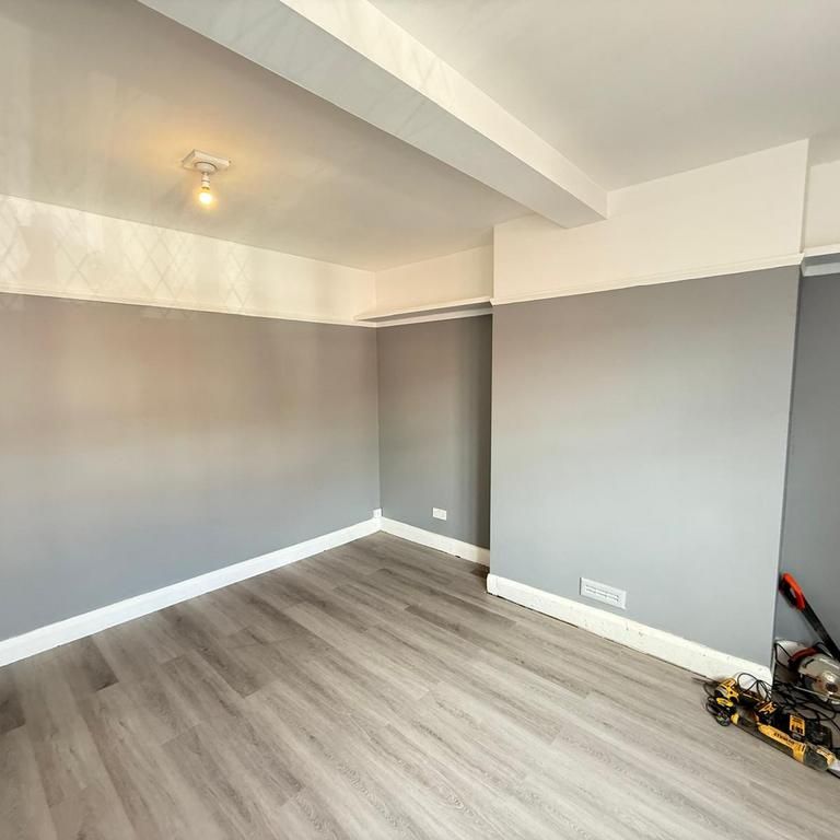 4 bedroom flat to rent - Photo 1