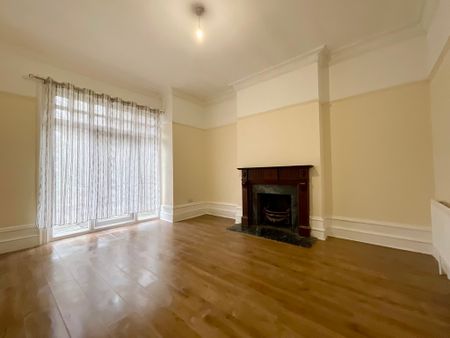 4 bedroom Detached House to let - Photo 5