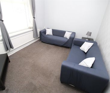 Room For Rent Queen Street, Pontypridd - Photo 1