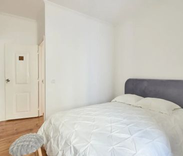 Room in a shared 8-bedroom apartment for rent in Lisbon. - Photo 3